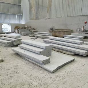 贺州 整石台阶（大面火烧+侧面自然面），出货前厂内拼装