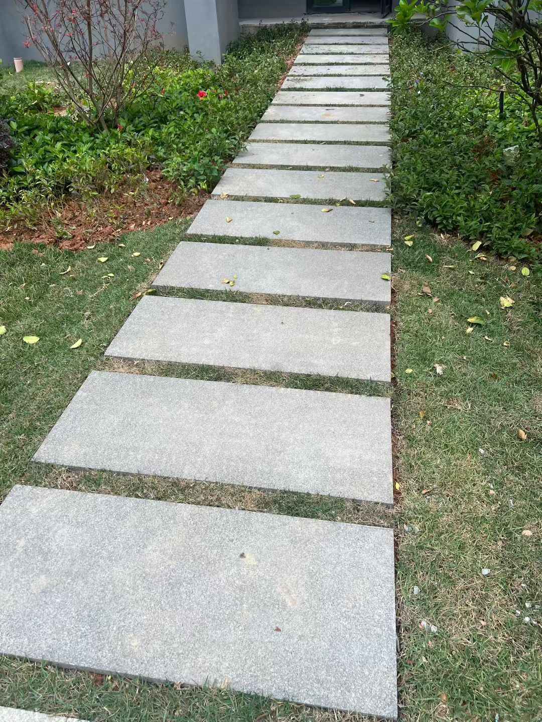 贺州 芝麻黑小区踏步、汀步石铺装效果